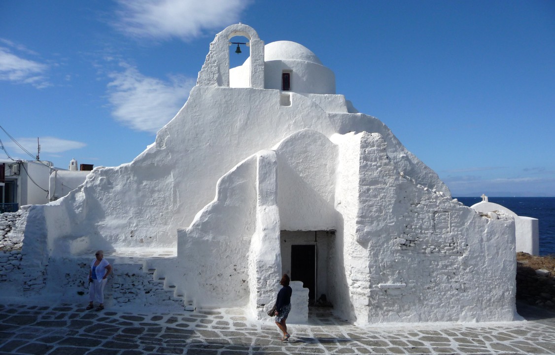 The Church of Panagia Paraportiani, started in 1425.