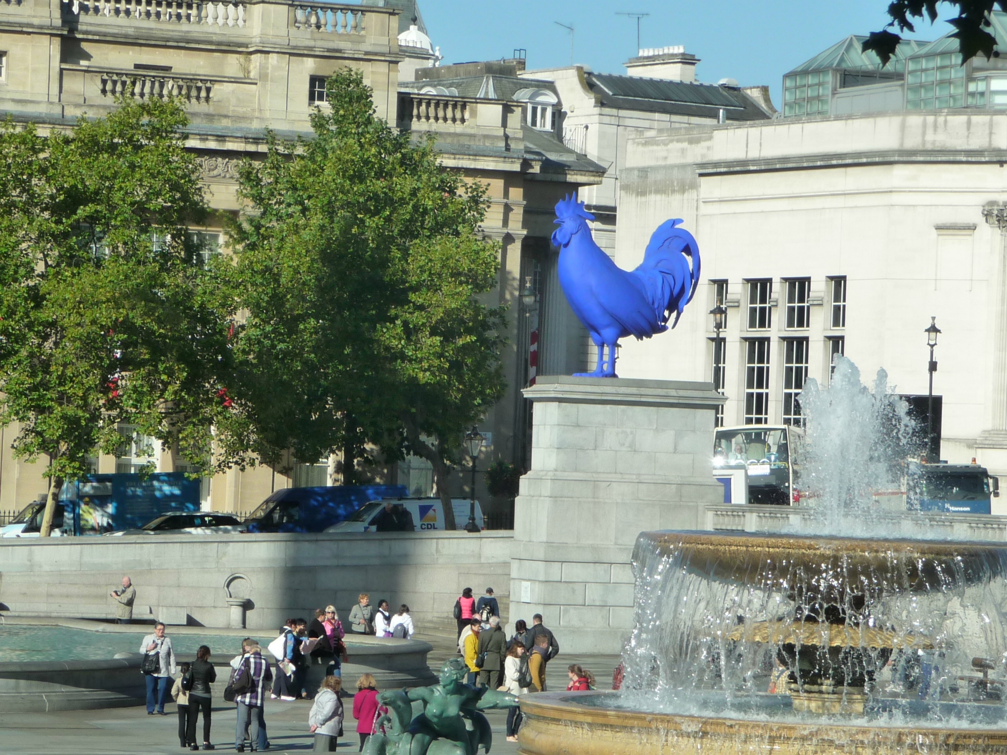 This blue chicken on Trafalgar Square is very conspicuous, but everyone seemed to be pretending that they didn't notice it. Weird!