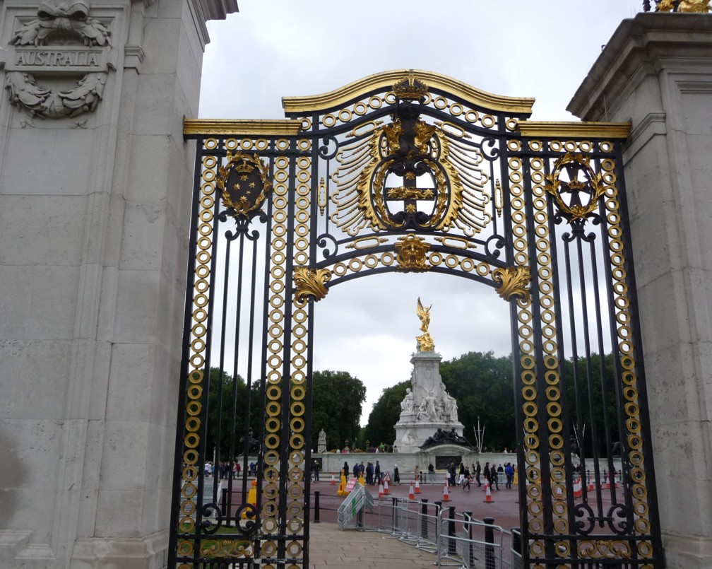 Looking through the gates at Buckingham palace.