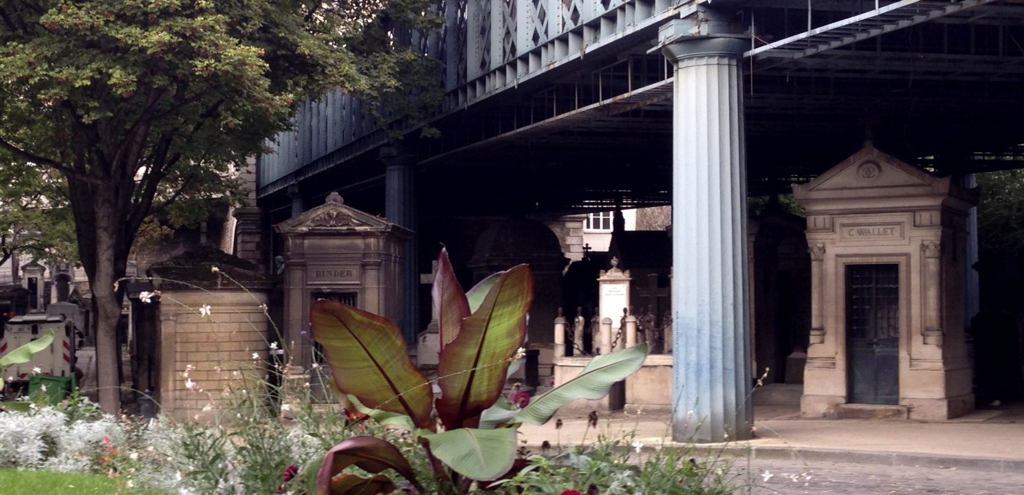 Killing time at the Montmartre Cemetery