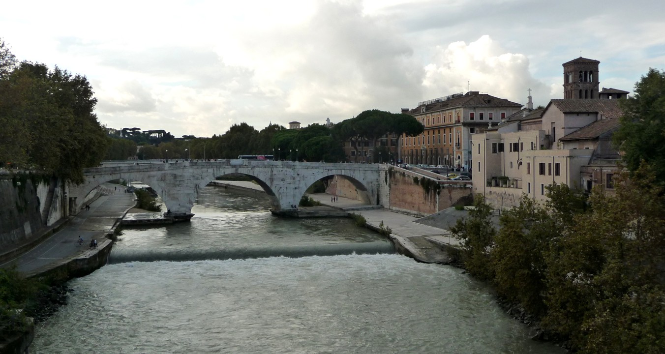 Short walk to the Tiber river