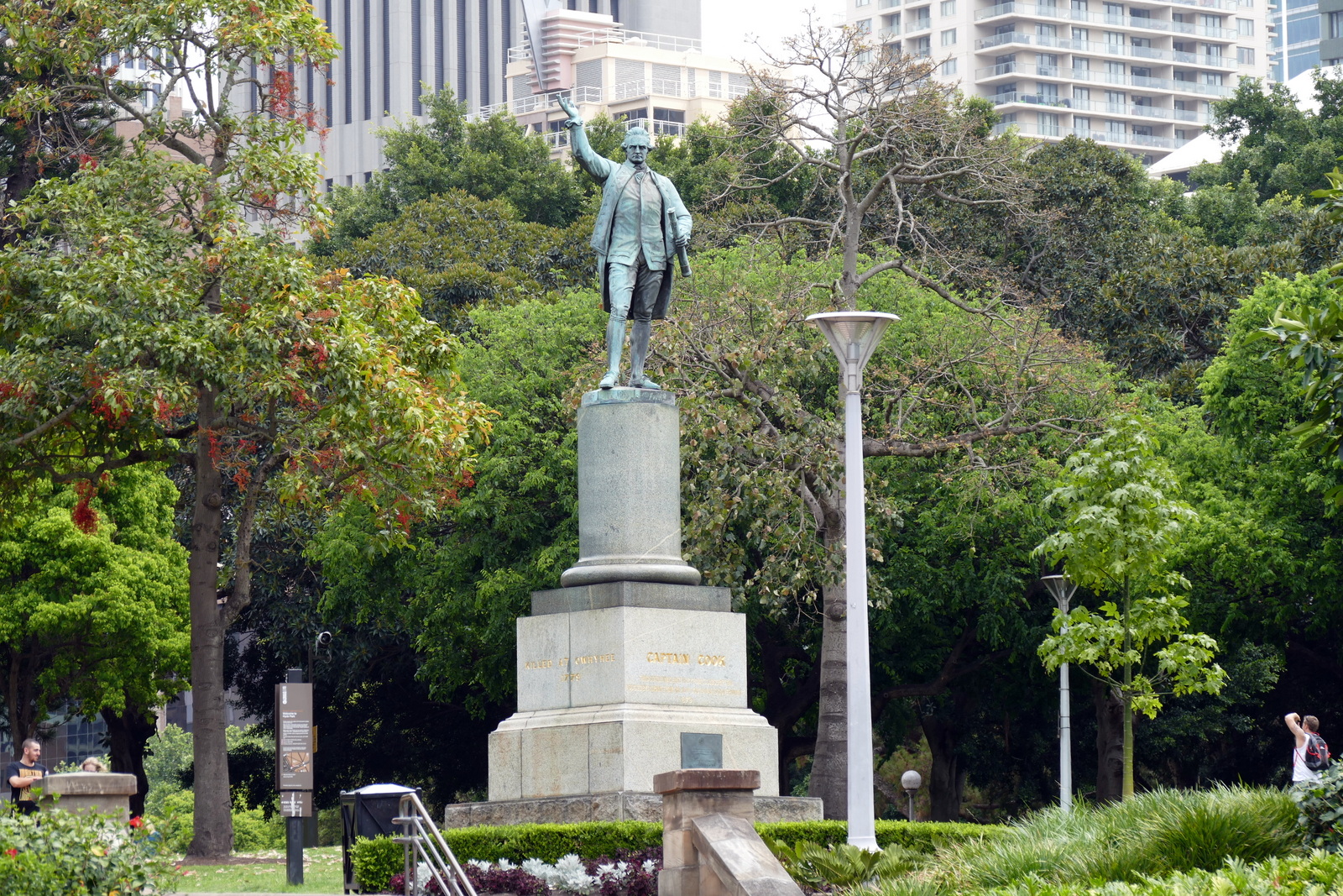 And Captain Cook looking on.